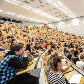 Vorlesung Hörsaal Studierende sitzen in einer Vorlesung im Hörsaal.