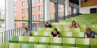 Studierende im Hörsaal Mehrere Studierende sitzen im Hörsaal.